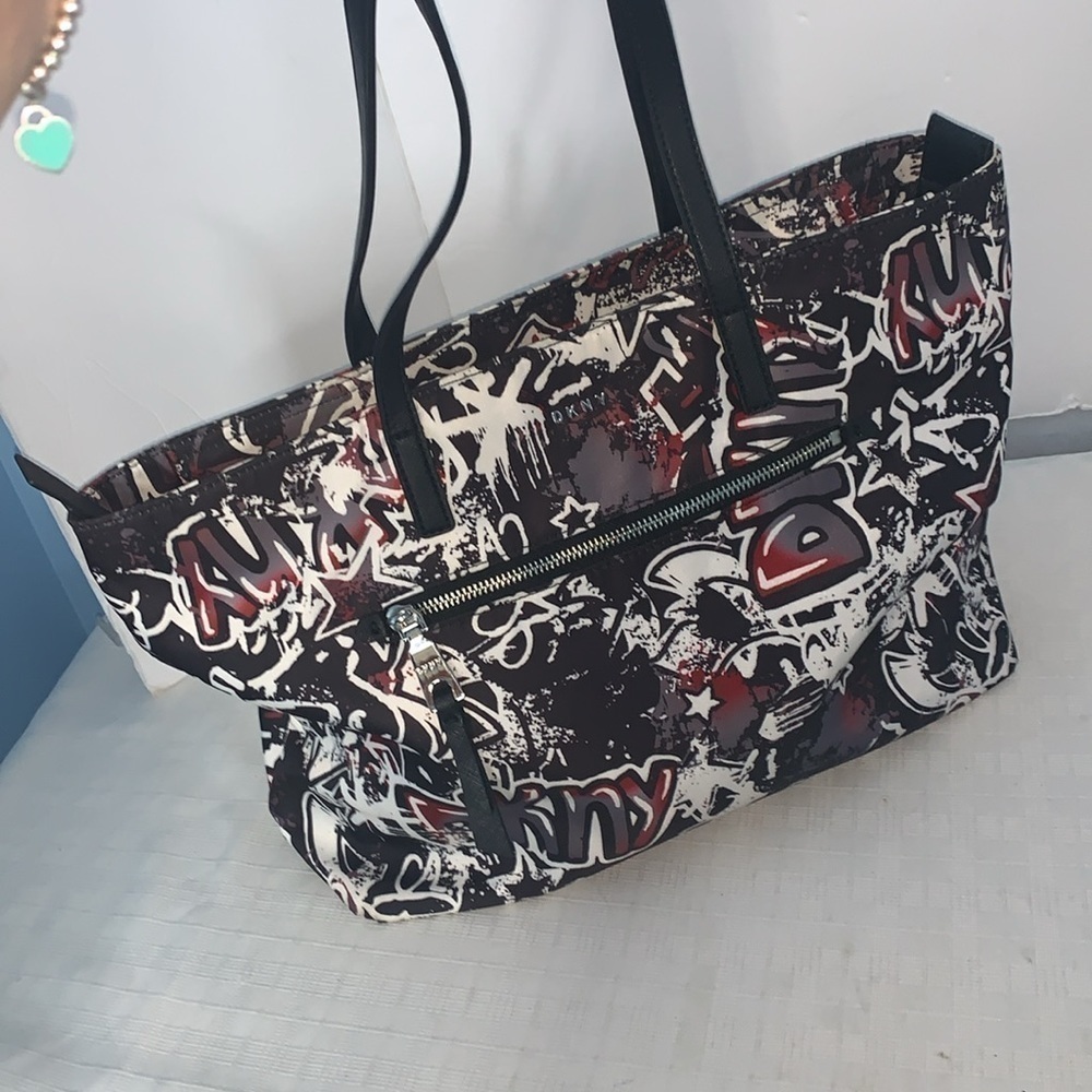 Beautiful Donna Karen, in New York tote - Picture 2 of 9